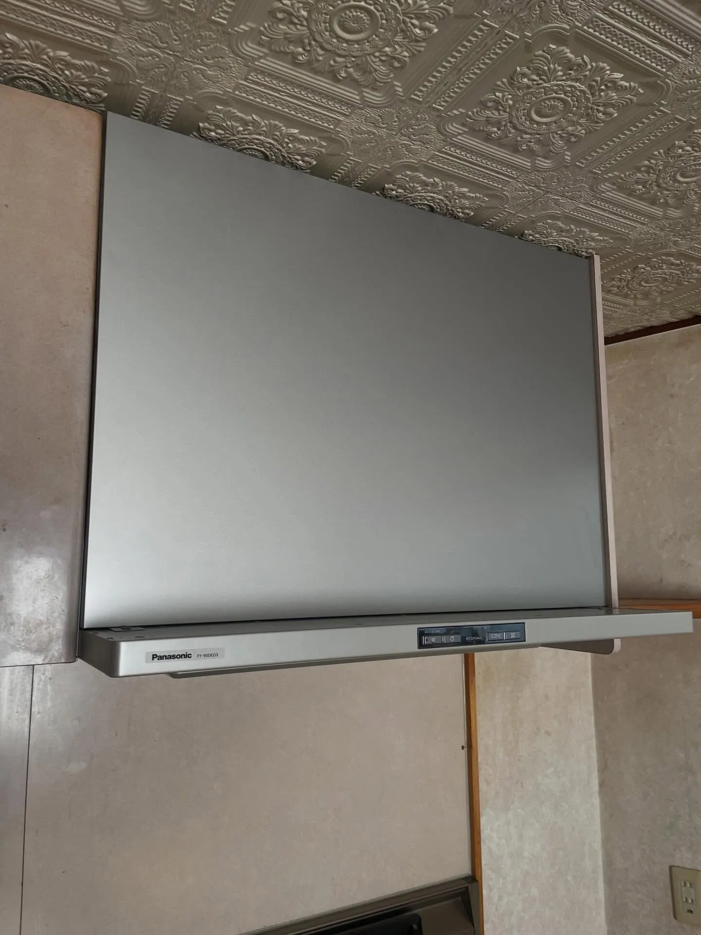 レンジフードの取替工事をさせていただきました。