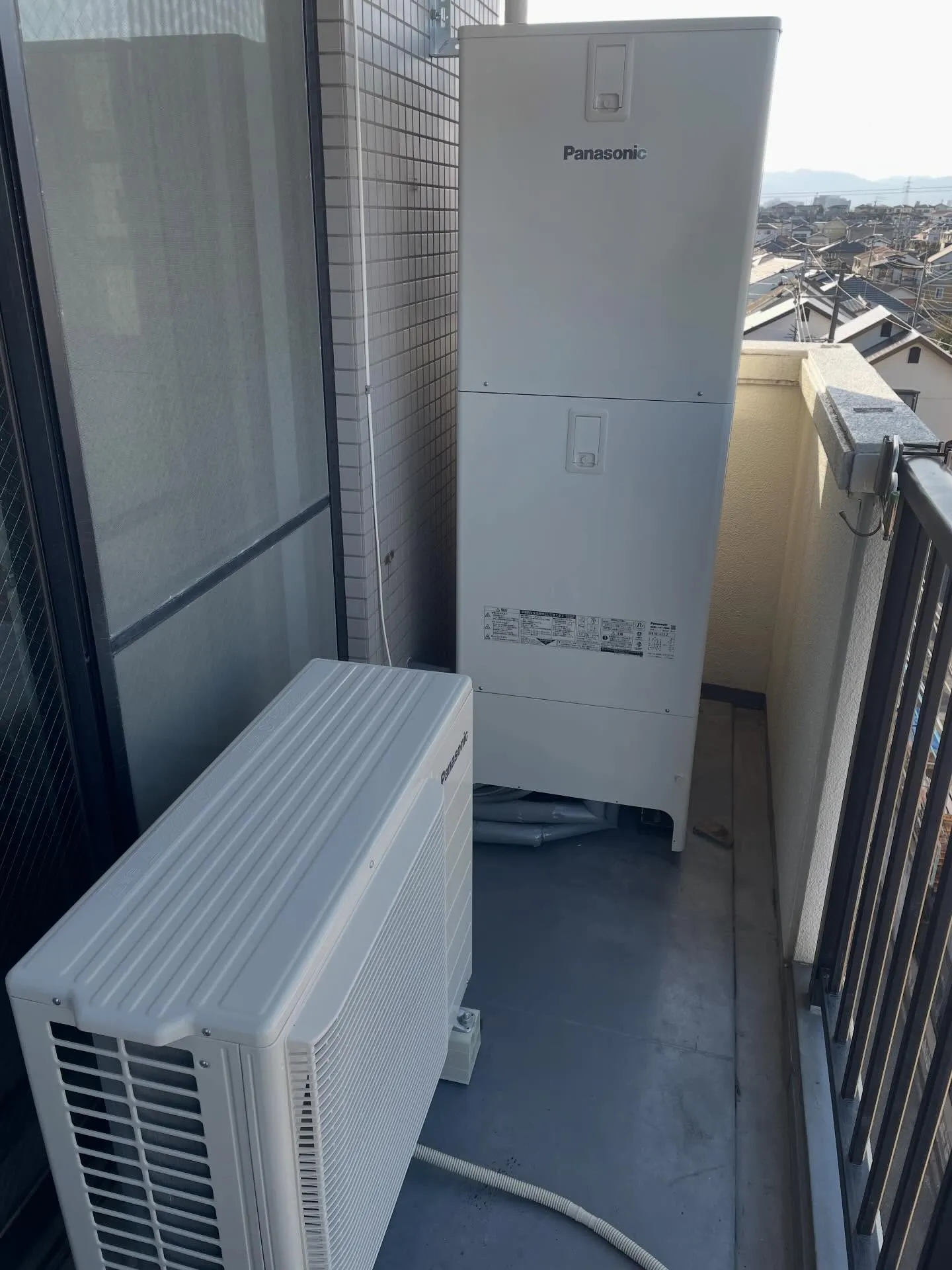 電気温水器からエコキュートに取替工事をさせていただきました。